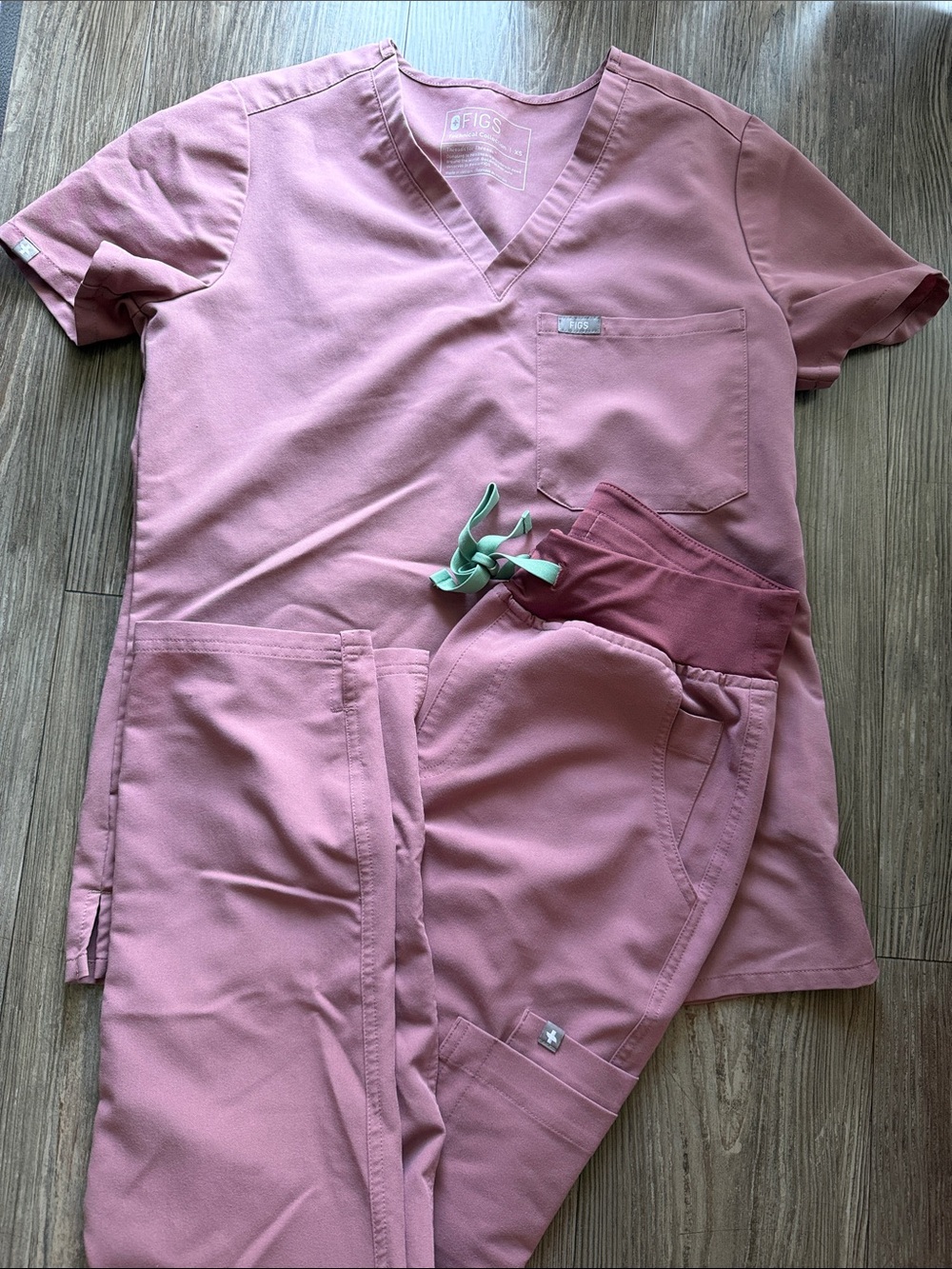 Figs Women's V-Neck Scrub Set in mauve with Mint Drawstring